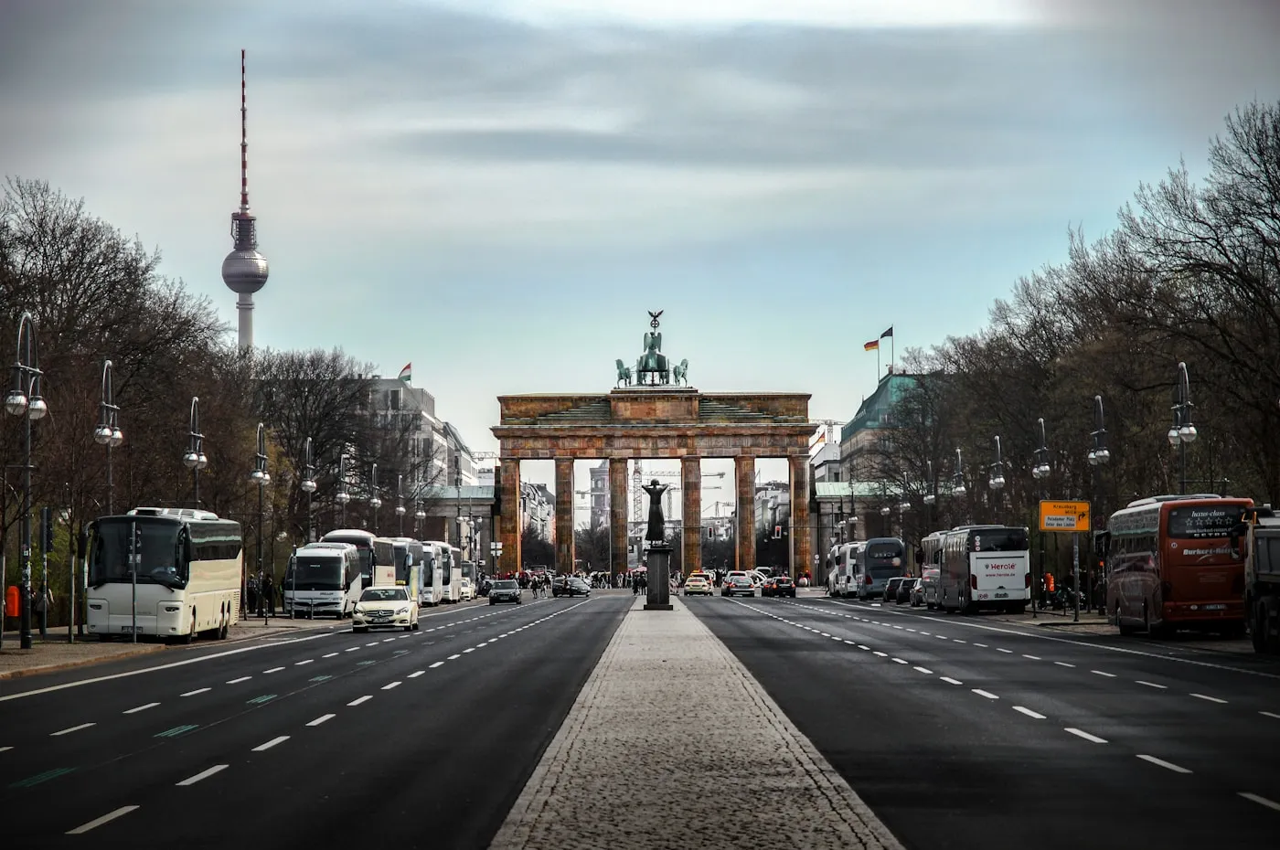 Aufgestelltes Halteverbotsschild für einen Umzug in Berlin